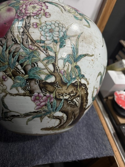 古玩陶瓷粉彩桃紋天球瓶真品鑒賞圖