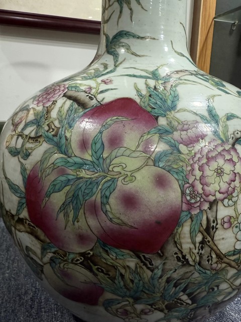 古玩陶瓷粉彩桃紋天球瓶真品鑒賞圖