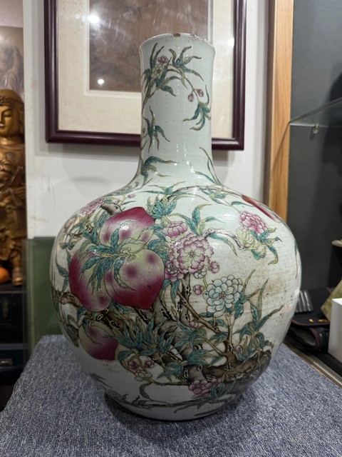 古玩陶瓷粉彩桃紋天球瓶真品鑒賞圖