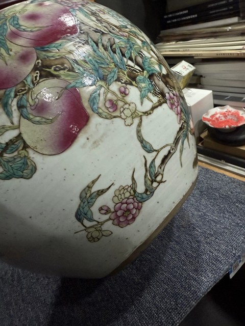 古玩陶瓷粉彩桃紋天球瓶真品鑒賞圖