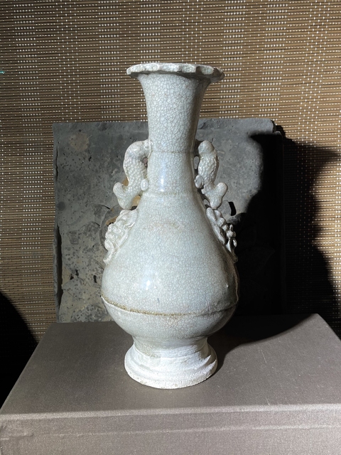 古玩陶瓷元代青白瓷摩羯耳花瓶真品鑒賞圖