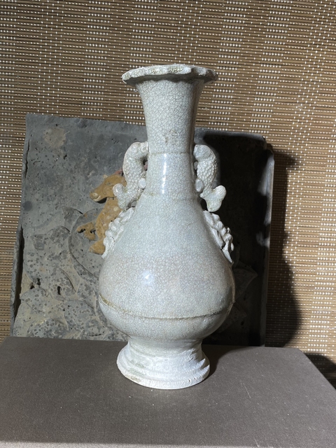 古玩陶瓷元代青白瓷摩羯耳花瓶真品鑒賞圖