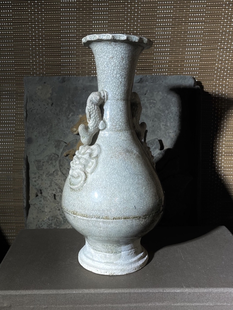 古玩陶瓷元代青白瓷摩羯耳花瓶真品鑒賞圖