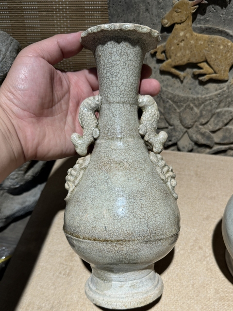 古玩陶瓷元代青白瓷摩羯耳花瓶真品鑒賞圖