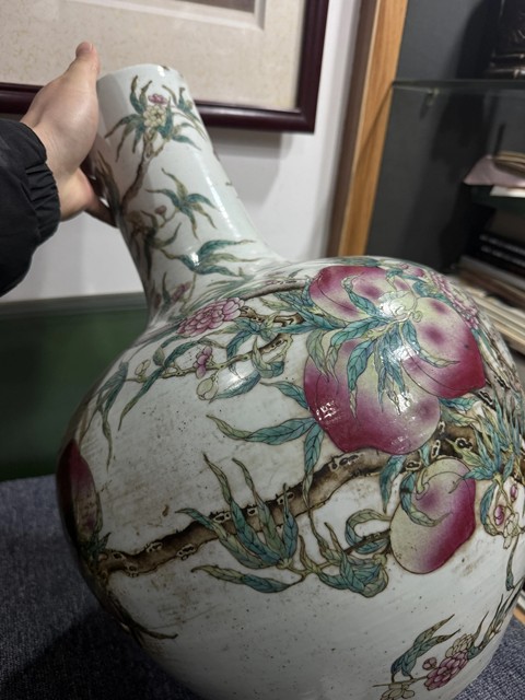 古玩陶瓷粉彩桃紋天球瓶真品鑒賞圖