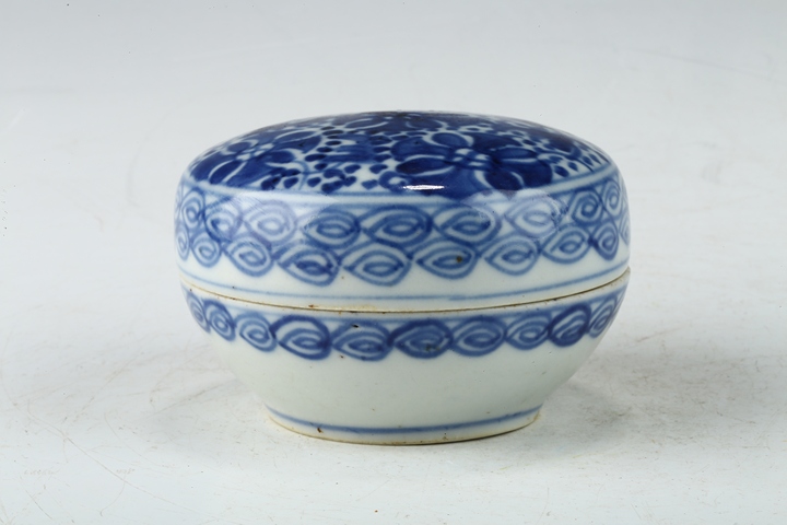 古玩陶瓷乾隆·青花花卉紋蓋盒 真品鑒賞圖