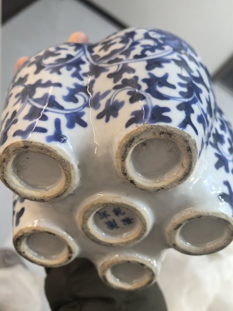 古玩陶瓷青花纏枝花卉紋五孔瓶真品鑒賞圖