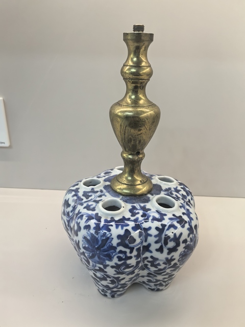 古玩陶瓷青花纏枝花卉紋五孔瓶真品鑒賞圖