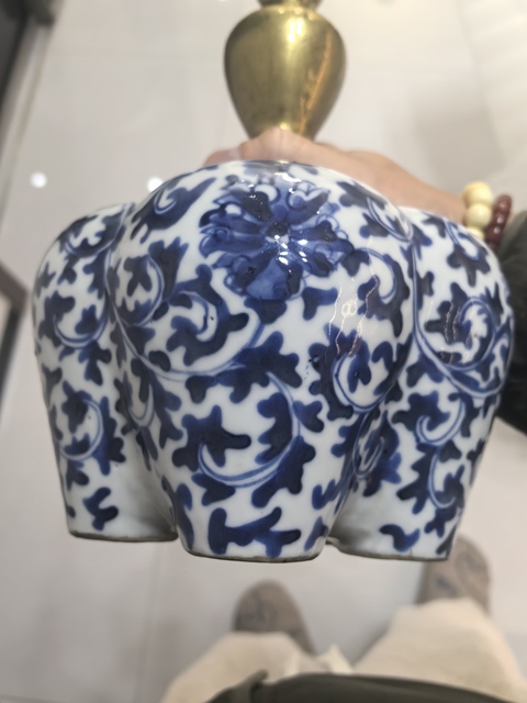 古玩陶瓷青花纏枝花卉紋五孔瓶真品鑒賞圖