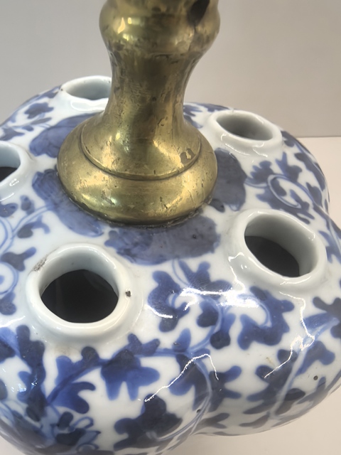 古玩陶瓷青花纏枝花卉紋五孔瓶真品鑒賞圖