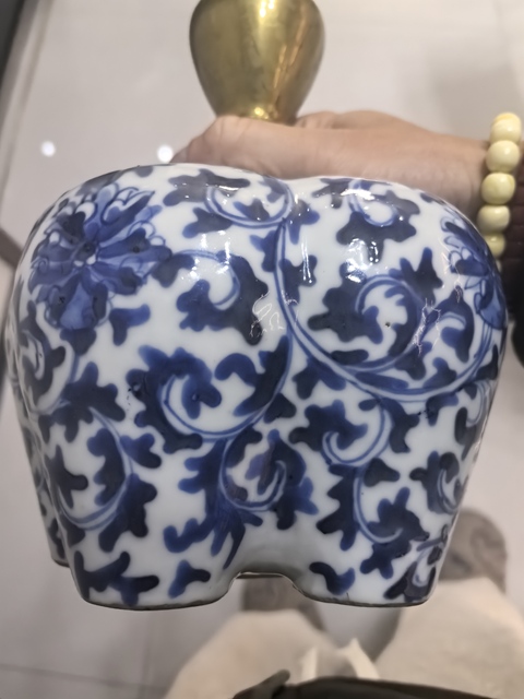 古玩陶瓷青花纏枝花卉紋五孔瓶真品鑒賞圖
