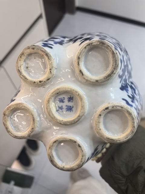 古玩陶瓷青花纏枝花卉紋五孔瓶真品鑒賞圖