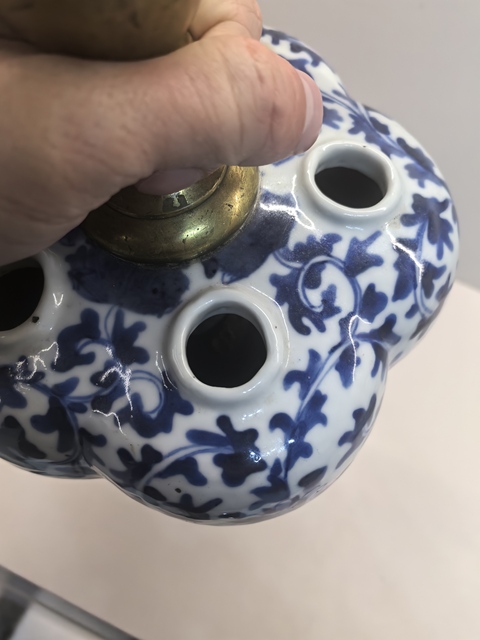 古玩陶瓷青花纏枝花卉紋五孔瓶真品鑒賞圖