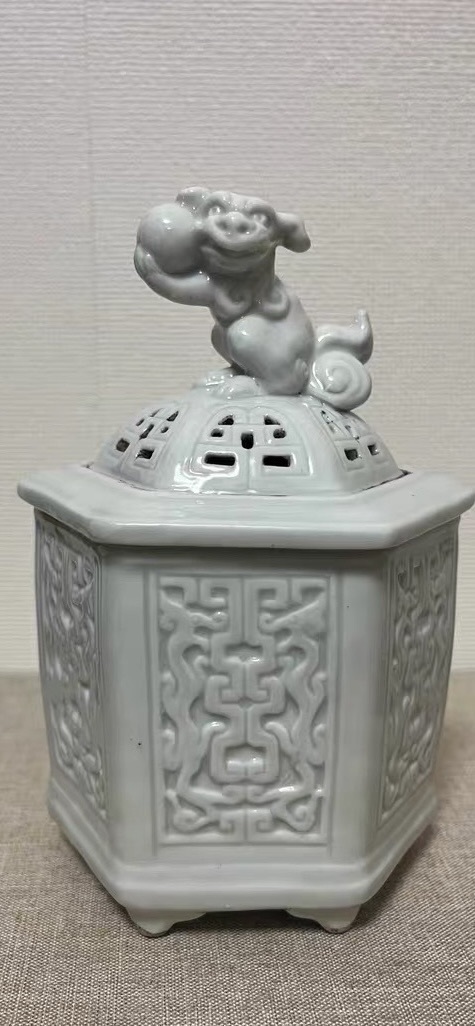 古玩陶瓷白釉獅子舞球紋香薰真品鑒賞圖