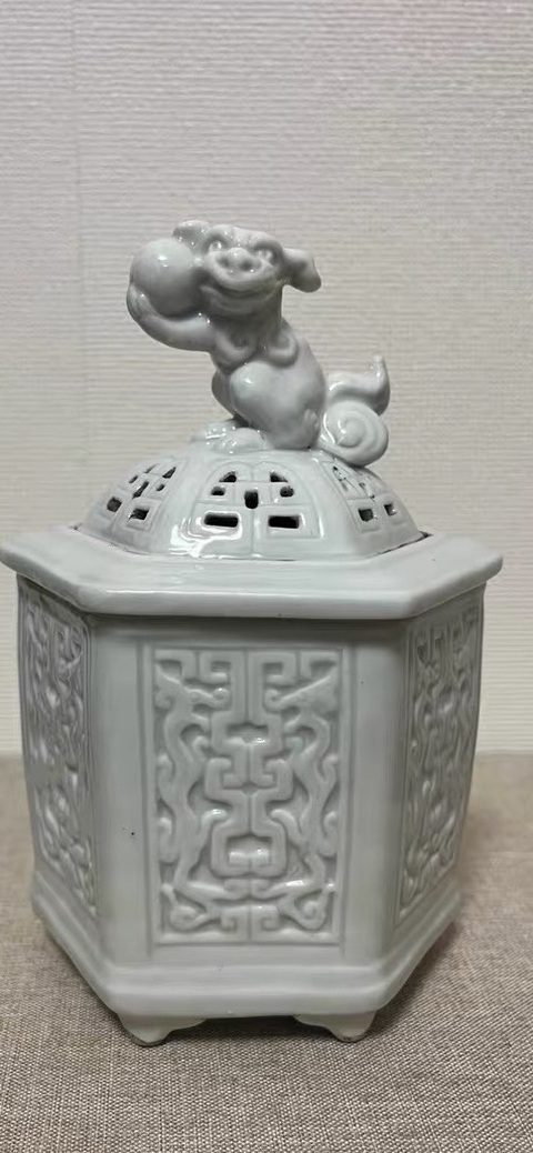 古玩陶瓷白釉獅子舞球紋香薰真品鑒賞圖