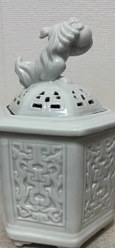 古玩陶瓷白釉獅子舞球紋香薰真品鑒賞圖