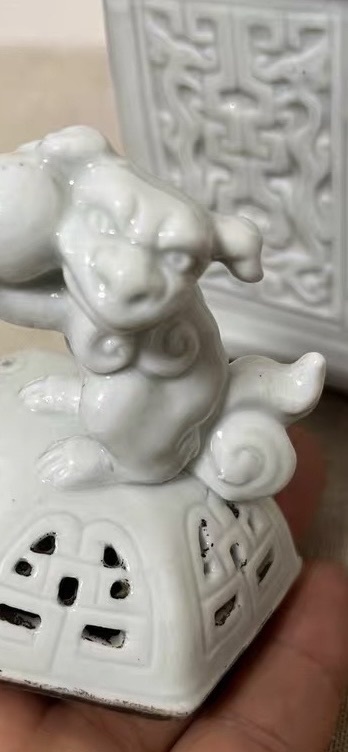古玩陶瓷白釉獅子舞球紋香薰真品鑒賞圖
