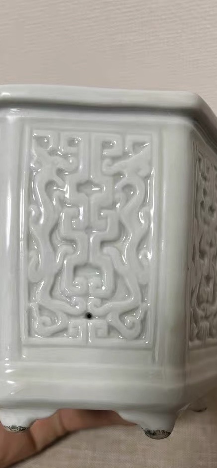 古玩陶瓷白釉獅子舞球紋香薰真品鑒賞圖