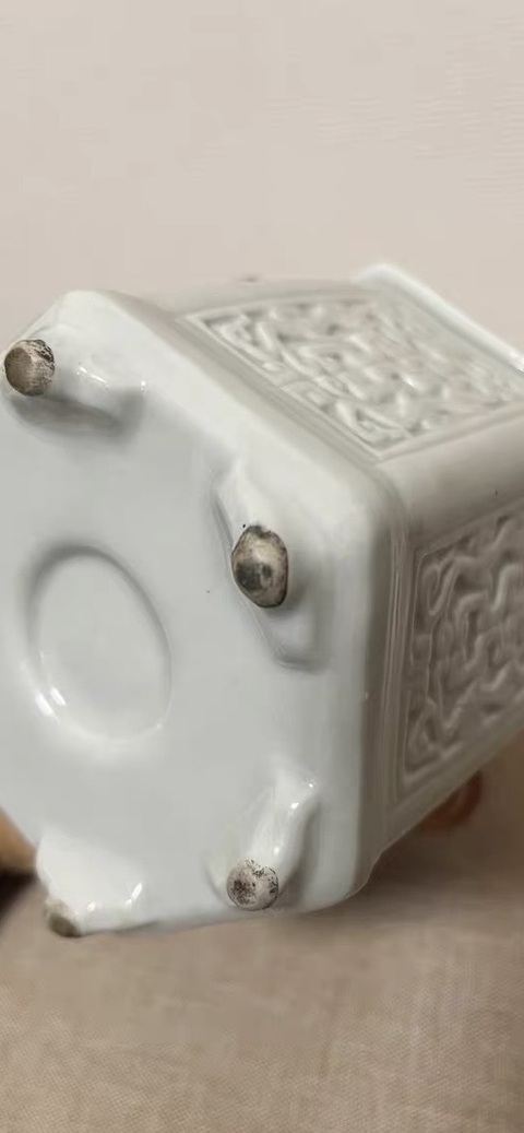 古玩陶瓷白釉獅子舞球紋香薰真品鑒賞圖