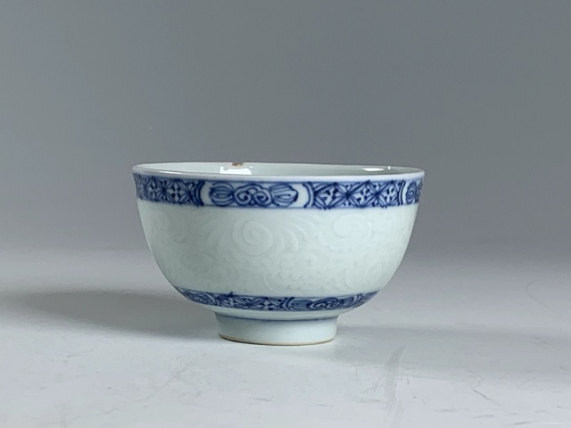 古玩陶瓷清康熙·青花暗刻菊瓣紋茶圓拍賣(mài)，當(dāng)前價(jià)格498元