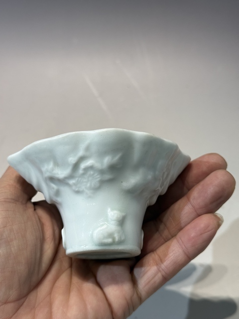 古玩陶瓷白釉模印犀角杯真品鑒賞圖