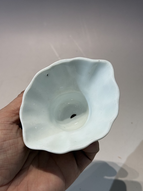 古玩陶瓷白釉模印犀角杯真品鑒賞圖