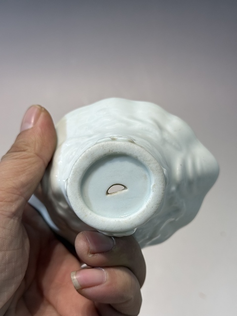 古玩陶瓷白釉模印犀角杯真品鑒賞圖