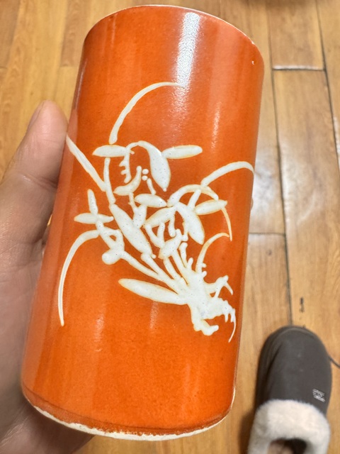 古玩陶瓷珊瑚紅地留白蘭草詩文筆筒真品鑒賞圖