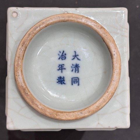 古玩陶瓷粉青釉八卦紋琮式瓶真品鑒賞圖