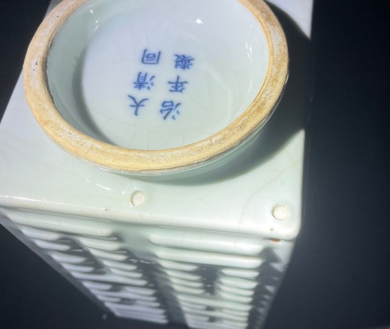 古玩陶瓷粉青釉八卦紋琮式瓶真品鑒賞圖