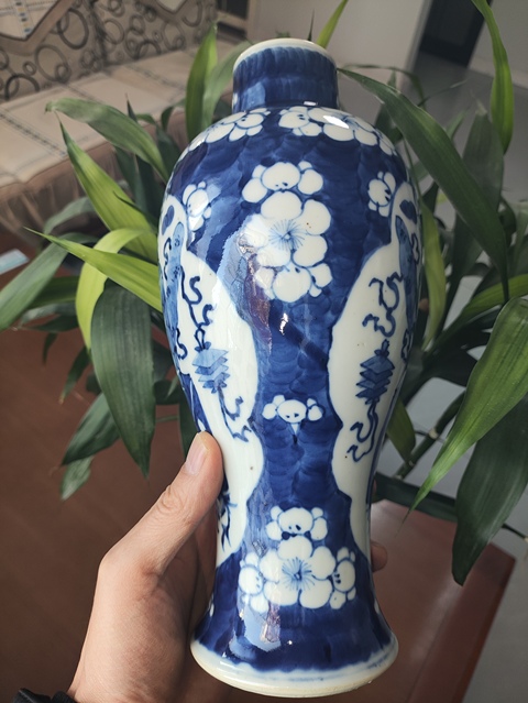 古玩陶瓷青花冰梅開窗博古紋雞腿瓶真品鑒賞圖