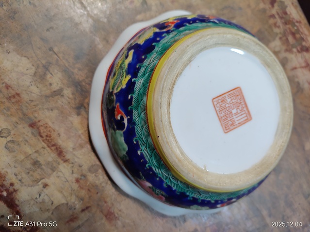 古玩陶瓷粉彩花卉蓋盒真品鑒賞圖