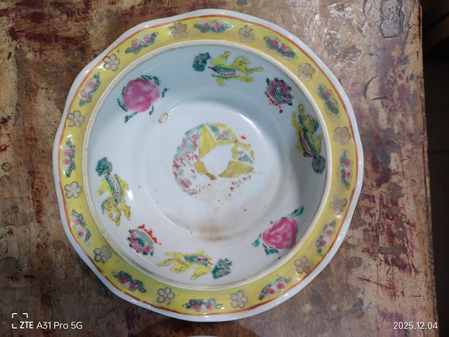 古玩陶瓷粉彩花卉蓋盒真品鑒賞圖