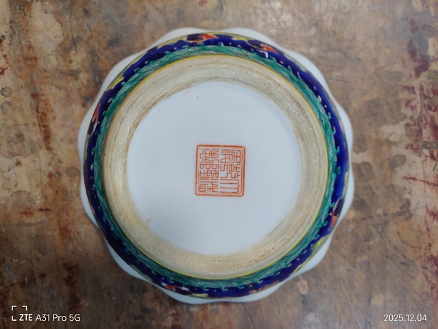 古玩陶瓷粉彩花卉蓋盒真品鑒賞圖