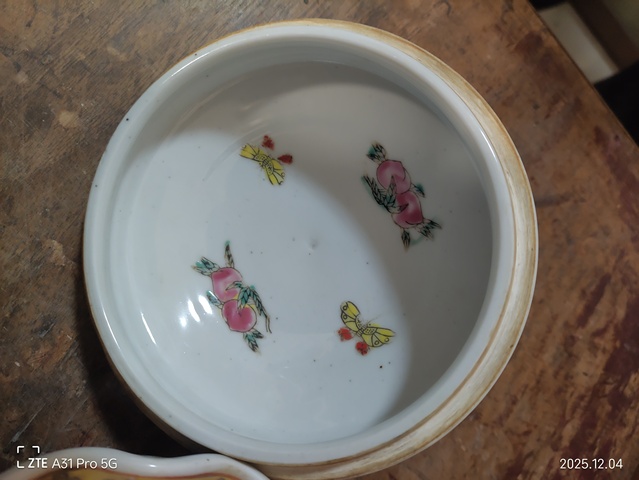 古玩陶瓷粉彩花卉蓋盒真品鑒賞圖