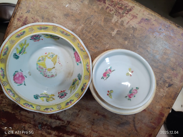 古玩陶瓷粉彩花卉蓋盒真品鑒賞圖