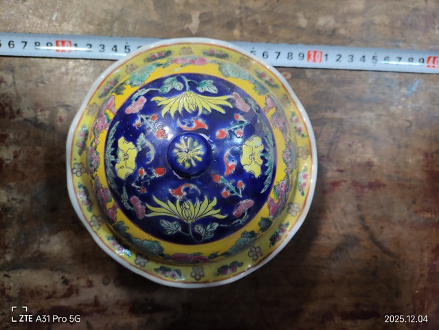 古玩陶瓷粉彩花卉蓋盒真品鑒賞圖