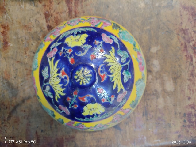 古玩陶瓷粉彩花卉蓋盒真品鑒賞圖