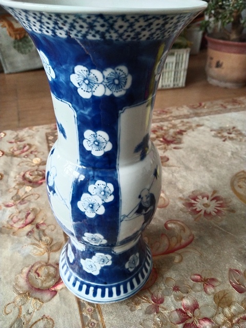 古玩陶瓷青花冰梅開窗人物花觚真品鑒賞圖