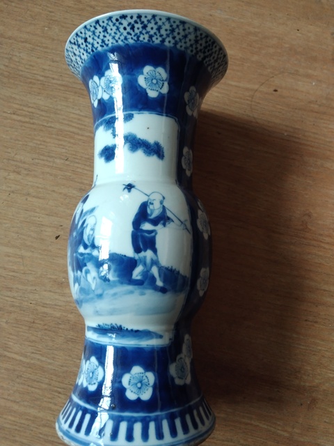 古玩陶瓷青花冰梅開窗人物花觚真品鑒賞圖