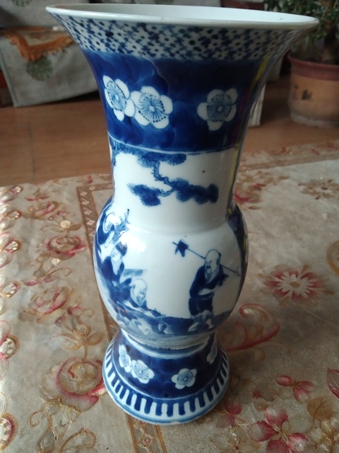 古玩陶瓷青花冰梅開窗人物花觚真品鑒賞圖