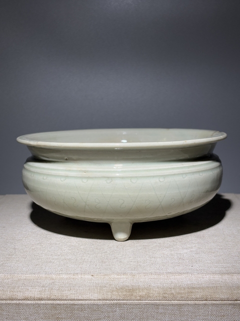 古玩陶瓷明代龍泉青瓷刻花三足爐拍賣，當前價格1688元