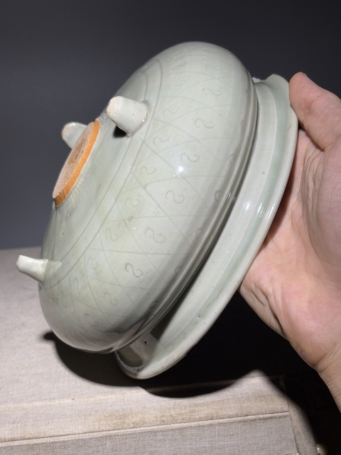 古玩陶瓷明代龍泉青瓷刻花三足爐拍賣，當前價格1688元