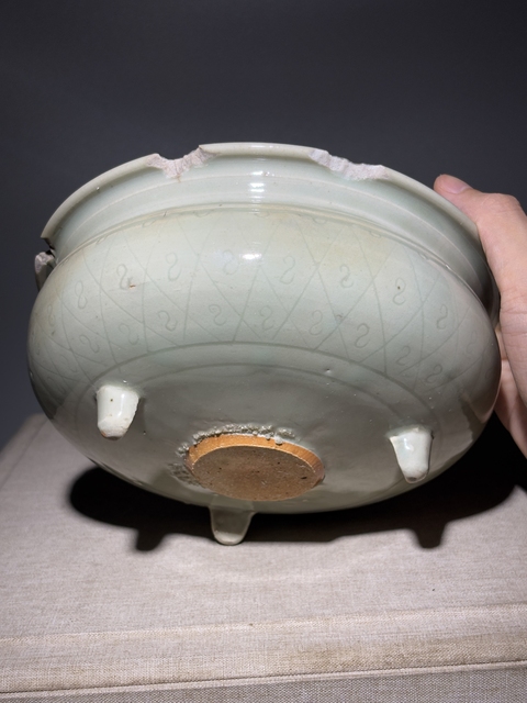 古玩陶瓷明代龍泉青瓷刻花三足爐拍賣，當前價格1688元