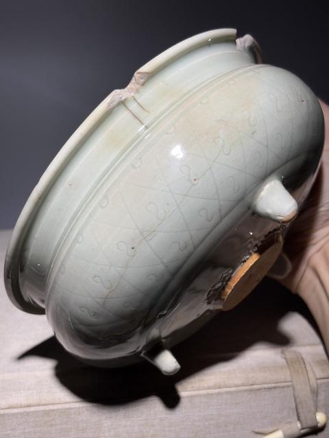 古玩陶瓷明代龍泉青瓷刻花三足爐拍賣，當前價格1688元