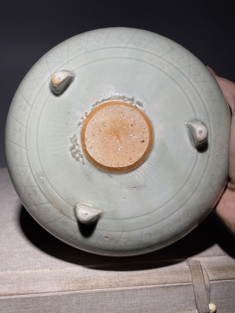 古玩陶瓷明代龍泉青瓷刻花三足爐拍賣，當前價格1688元