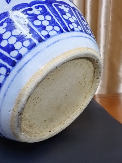 古玩陶瓷清中期青花鳳穿牡丹圖畫卷缸大缸拍賣，當(dāng)前價(jià)格19980元