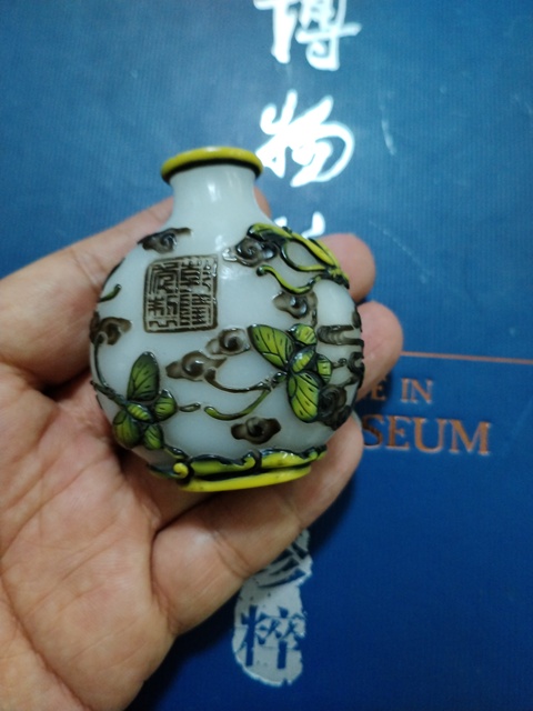 古玩雜項現代制套色琉璃百蝶團云鼻煙壺真品鑒賞圖