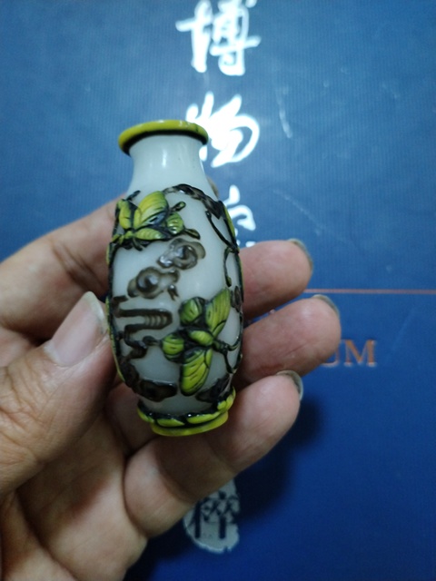 古玩雜項現代制套色琉璃百蝶團云鼻煙壺真品鑒賞圖