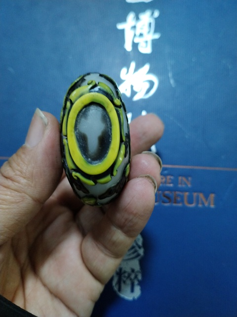 古玩雜項現代制套色琉璃百蝶團云鼻煙壺真品鑒賞圖